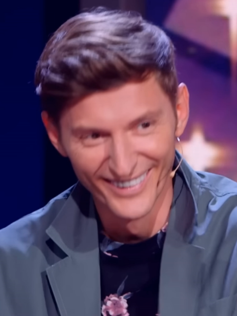 Фигура «Жопа-шар» и «Три-райдер» На «Талант-шоу» 46-летняя Клавдия демонстрирует геометрические фигуры: «Жопа-шар» и «Три-райдер», пойманный на трассе - судья в шоке просит определения. #юмор #стендап #шутки #comedy #standup