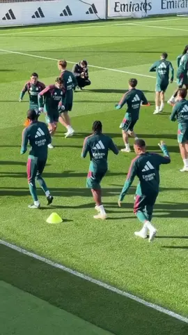El clasico nous sommes prêt pour demain Real Madrid Kylian Mbappé et Yan diomande très concentré au entraînement #realmadrid #clasico #fcbarcelone #yandiomande #kylianmbappé 