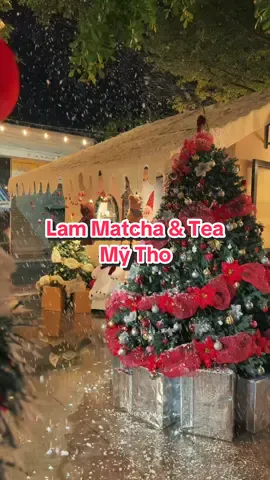 Căn nhà phủ đầy tuyết trắng của Lam Matcha & Tea Mỹ Tho đón Noel xinh xắn. Ngồi ở Lam trà thưởng thức ly chocobomb nóng thơm lừng quá là chill. Buổi tối quán lên đèn ấm cúng cùng hàng thông xanh được decor tỉ mỉ ♥️♥️♥️♥️♥️ ——————— #cafemytho #mytho #congmihoangda #reviewquancafe #quancafedep 