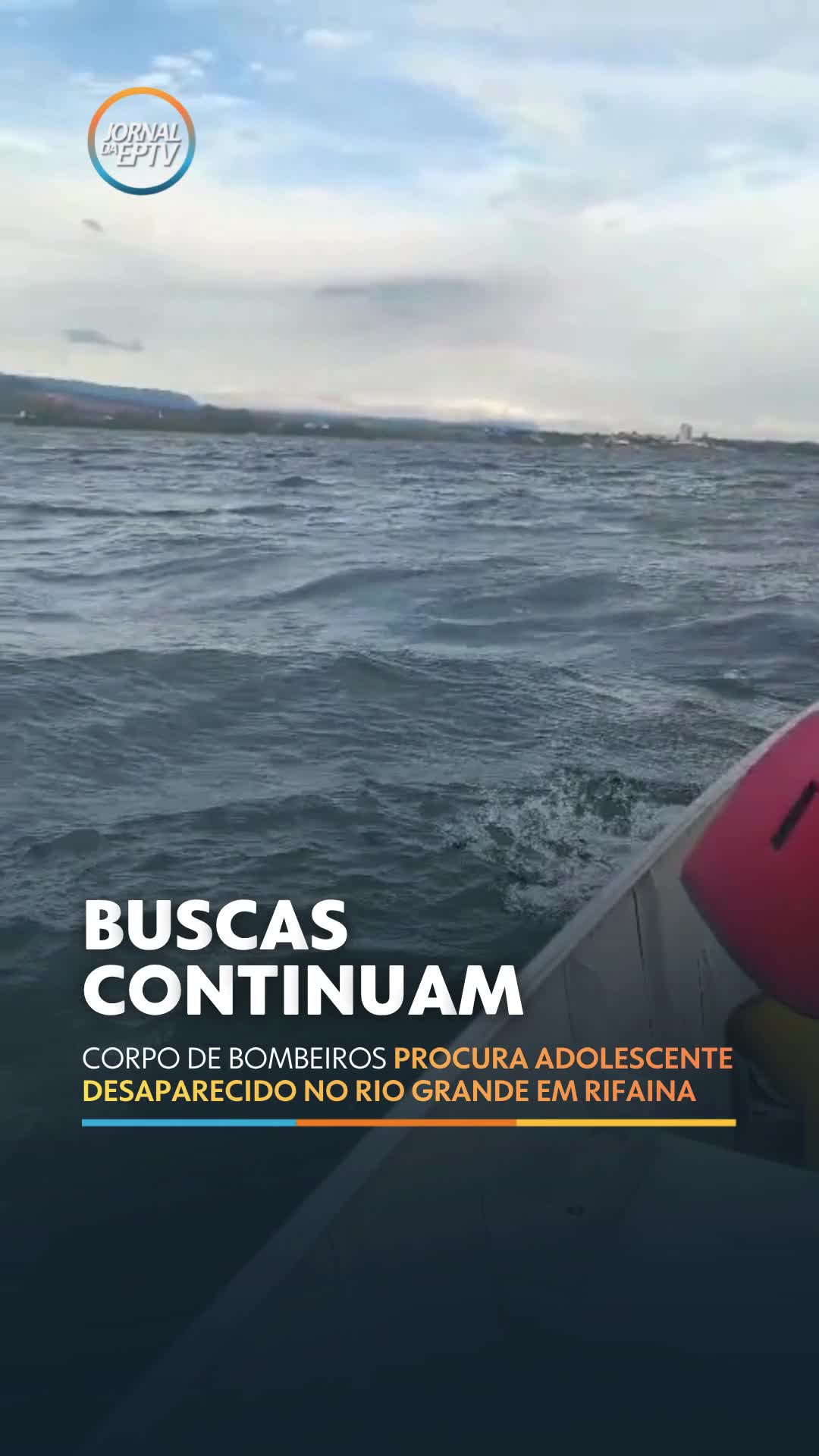 O Corpo de Bombeiros Militar de Minas Gerais continua as buscas por um adolescente de 14 anos desaparecido no Rio Grande após um acidente com uma moto aquática na tarde de ontem (23). Segundo o Corpo de Bombeiros, a ocorrência foi registrada próximo à entrada da Usina Hidrelétrica de Jaguará, em Sacramento (MG). O atendimento foi solicitado depois do tombamento da embarcação. Conforme a Guarda Municipal de Rifaina (SP), tio e sobrinho estavam na moto aquática no momento do acidente. O tio foi resgatado com vida por populares. O adolescente desapareceu nas águas e ainda não foi localizado. As buscas seguem no dia de hoje (24) com apoio da Marinha. #JornalDaEPTVCampinas #Sacramento #Buscas #RioGrande