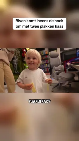 Enzo moet zo hard lachen om Riven en zijn kaasje. Wat heeft Riven nog meer bij zich? #riven #enzo #kaas #Vlog