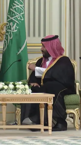 جعلك عمرك مديد ي عمري💙💙. يعد برج المملكة واحدًا من أبرز المعالم المعمارية في الرياض، ورمزا حديثًا يعكس تطور المملكة العربية السعودية ونهضتها العمرانية. منذ افتتاحه، أصبح البرج وجهة رئيسية للسكان والزوار، ليس فقط لارتفاعه المميز، بل أيضًا لما يقدمه من مرافق متنوعة وتجربة فريدة. تم افتتاح برج المملكة عام 2002، وهو مشروع تابع لشركة شركة المملكة القابضة التي يملكها الأمير الوليد بن طلال. يبلغ ارتفاع البرج حوالي 302 متر، ويتكون من 99 طابقًا، ما جعله لفترة طويلة أحد أطول المباني في الشرق الأوسط، تضميمه الفريد الذي يشتبه فتحة القوسة فلي عط أعلاه يميزه عن بقية ناطحات السلحاب، وقد، صمم ليكون تحفة معمارية تجمع بين الحداثة والهوية المحلية. يضم البرج مجموعة واسعة من المرافق، منها مكاتب إدارية، وشقق سكنية فاخرة، بالإضافة إلى فندق فورسيزونز الرياض الذي يعد من أفخم الفنادق في المدينة. كما يحتوي على مركز تسوق ضخم يعرف باسم مملكة مول، ويضم العديد من العلامات التجارية العالمية والمطاعم الراقية. #محمد_بن_سلمان #السعودية🇸🇦 #السعودي_العظمى🇸🇦 #محمد_بن_سلمان_حبيب_الشعب 