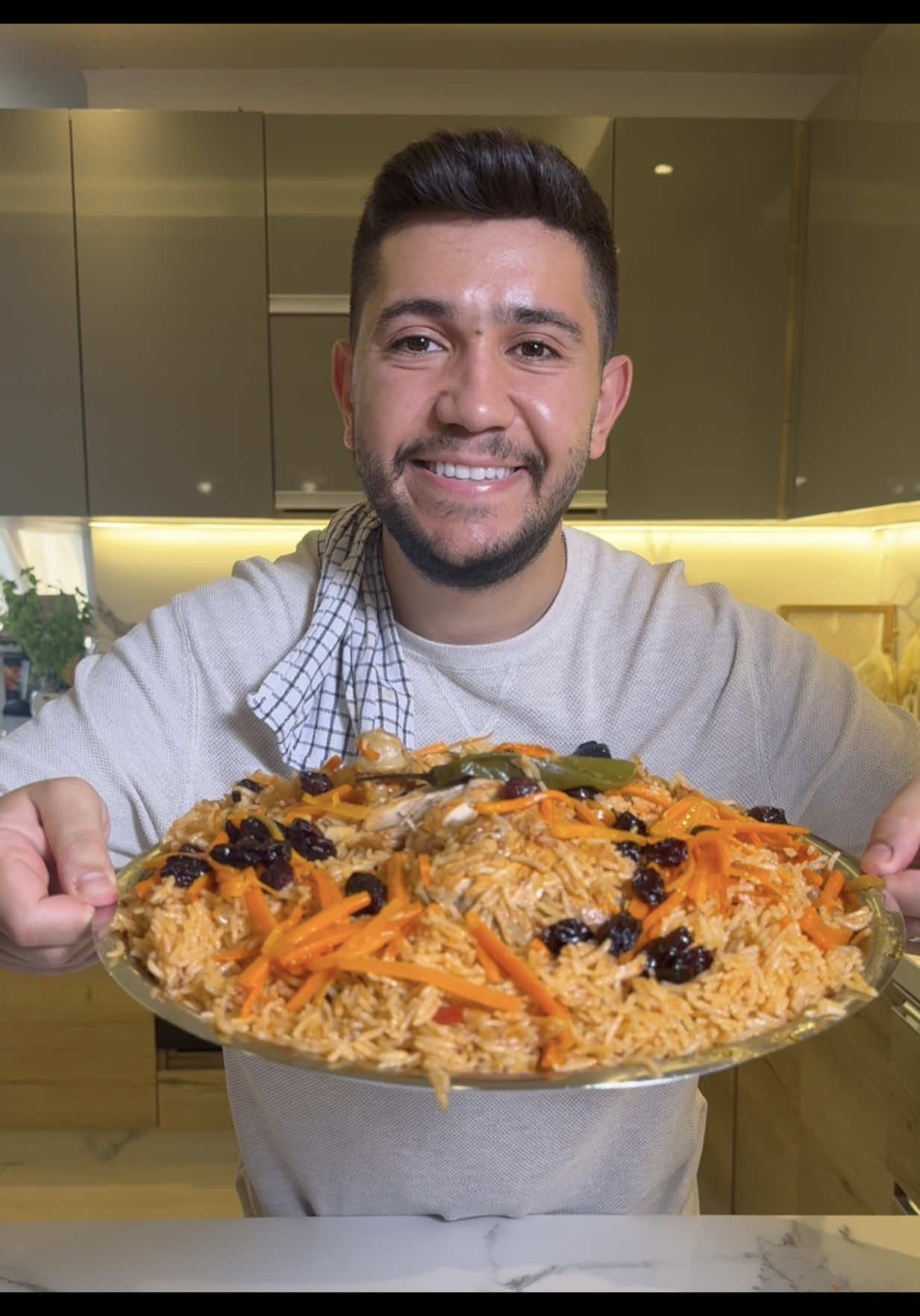 البخاري عالاصول و بأطيب طريقة بالعالم 😊 المكونات : نص كيلو فخاد دجاج ، 5 جزرات، 100 غرام زبيب أسود، بصلتين كبار، معلقتين كبار كمون حب، معلقة كبيرة كمون ناعم، نص معلقة صغيرة فلفل أسود، معلقة كبيرة ملح أو حسب الرغبة، كوبين رز، راس بندورة كبير، معلقة كبيرة معجون بندورة #EasyRecipe #homecooking #lebanon #بخاري #كبسة 