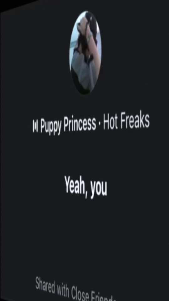 أقصر مقطع سويته .  Puppy princess-hot freaks  . #ترجمة_أغاني #lyrics #fyp #puppyprincess #اكسبلوررر   . .  مشاعر أغنية Puppy Princess – Hot Freaks فيه أغاني تسمعها وتحس إنها كيوت وخفيفة، ولحنها يخلّيك تبتسم، لكن لو ركّزت بكلماتها تكتشف إن وراها مشاعر حزينة أكثر مما تتوقع. وأغنية Puppy Princess من هالأغاني؛ أغنية تتكلم عن الحب من طرف واحد، وعن شعور إنك مو الشخص اللي يبيه اللي تحبه، وإنك مهما حاولت تلفت انتباهه تحس إنك مو كافي بالنسبة له. الأغنية تصوّر شخصًا يحب أحد من قلبه، ويتمنى لو إن هالشخص يشوفه بطريقة مختلفة. مو بس كشخص يضحّكه أو يونسّه، بل كشخص يستحق الحب والاهتمام، كشخص ممكن أحد يشتاق له ويختاره من بين كل الناس. أصعب شعور إنك تكون معجب بشخص، وتبدأ تلاحظ إنه يعطي غيرك الاهتمام اللي كنت تتمناه منه. تشوفه يضحك مع غيرك، ويهتم بغيرك، ويمكن يعطيه أبسط الأشياء اللي أنت كنت تنتظرها منه من زمان. وقتها تبدأ تقارن نفسك بغيرك، وتسأل نفسك: وش عنده مو عندي؟ ليه اختاره هو؟ وش اللي ناقصني عشان أكون أنا الشخص اللي يبيه؟ ومع الوقت، بدل ما تسأل نفسك إذا كان هالشخص مناسب لك، تبدأ تسأل نفسك إذا كنت أنت أصلًا تستحق إن أحد يحبك. وهنا يصير الحب مؤلم، لأنه بدل ما يخليك تحس إنك مميز، يخليك تشك في نفسك وفي كل شيء تحبه بشخصيتك. ومن أكثر الأشياء اللي تلمس القلب في معنى الأغنية فكرة إنك تكون الشخص المضحك بين الناس، لكن داخلك تتمنى أحد يأخذ مشاعرك بجدية. تكون عفوي، تستهبل، تضحّك اللي حولك، وتتصرف على طبيعتك، لكن أحيانًا تحس إن الناس ما تشوف فيك إلا هالجانب. كأنك الشخص اللي يقدر يغيّر مزاج الجميع، لكن محد ينتبه إذا كان مزاجك أنت سيئ. يمكن تضحك كثير، لكن هذا ما يعني إنك ما تزعل. ويمكن تكون أكثر شخص يسولف ويضحّك اللي حوله، لكن إذا رجعت لحالك تبدأ تفكر بكل شيء، بكل موقف حسّسك إنك مو مرغوب، وبكل مرة تمنيت فيها إن شخصًا معينًا يشوفك بطريقة مختلفة. وهذا مو معناه إن كل شخص يضحك كثير يكون حزينًا من الداخل، لكن الأغنية تلمس هالشعور اللي يمر فيه بعض الناس؛ إنهم يتمنون أحد يشوفهم على حقيقتهم، مو بس الصورة اللي تعوّدوا يطلعون فيها قدام الآخرين. حتى اسم الأغنية Puppy Princess يعطي إحساسًا لطيفًا وكيوت، لكن المعنى اللي وراها أعمق من الاسم. كأن فيه شخصًا متعلقًا، ينتظر الاهتمام، ويفرح بأبسط بادرة حنان من الشخص اللي يحبه. شخص يتمنى يكون مميزًا عند أحد، ويتمنى إن أحد يشوفه كشخص يستحق الحب، حتى لو هو بنفسه بدأ يشك في هالشيء. واللي يزيد إحساس الأغنية إن لحنها مرح وخفيف، بينما قصتها فيها رفض ووحدة وشعور بعدم الكفاية. وهذا التناقض يشبه بعض المشاعر اللي نعيشها؛ ممكن تكون مبتسم وتضحك، لكن داخلك فيه شيء يوجعك، وممكن تسمع أغنية وتنبسط بلحنها، وبعد ما تفهم كلماتها تحس إنها تتكلم عن شيء قد مر عليك. أما عن سبب كتابة الأغنية، فالفرقة وصفتها بأنها قصة شخص يحاول يفوز بقلب شخص معجب فيه، لكنه يحس إنه مجرد الشخص المضحك اللي ما يقدر يوصل لحبه. وما فيه تصريح موثوق يؤكد إن الأغنية كُتبت بسبب تجربة حب شخصية محددة عاشها المغني، لذلك الأفضل نفهمها من خلال قصتها ومعانيها بدل ما نفترض إنها تحكي حياته حرفيًا. وبالنسبة لي، أعمق معنى ممكن نفهمه من الأغنية هو إنك أحيانًا تحب شخصًا لدرجة إنك تبدأ تحاول تغيّر نفسك عشانه. تفكر إنك لو كنت أجمل، أو أهدأ، أو أقل عفوية، أو مختلفًا شوي، يمكن كان اختارك. لكن الحقيقة إن عدم مبادلة شخص لمشاعرك ما يعني إن فيك عيب، ولا يعني إنك أقل من الشخص اللي اختاره. يمكن أنت مو الشخص المناسب له، لكن هذا ما يعني إنك مو الشخص المناسب لأحد ثاني. ويمكن الشخص اللي تحبه ما يشوف الأشياء الحلوة اللي فيك، لكن هذا ما يعني إنها مو موجودة. أحيانًا كل اللي نبيه هو إن أحد يشوفنا بالطريقة اللي نتمنى نشوف أنفسنا فيها. أحد يحب عفويتنا بدل ما نحس إنها عيب، ويضحك معنا مو علينا، ويهتم فينا من دون ما نضطر نطلب الاهتمام كل مرة. نبي نكون الخيار الأول لأحد، مو الشخص اللي يتذكرونه إذا طفشوا، ولا الشخص اللي وجوده بس عشان يضحّكهم، ولا الشخص اللي يعطي مشاعر كثيرة وما يحصل إلا على القليل. نبي أحد يختارنا لأنه يبينا فعلًا، مو لأننا متوفرين، ولا لأننا نونسّه، ولا لأننا نعرف كيف نخفف عنه. نبي أحد يحبنا حتى في الأوقات اللي ما نكون فيها مضحكين، ولا لطيفين، ولا بأفضل حالاتنا. وأكثر شيء يوجع في الحب من طرف واحد إنك ممكن تكون مستعد تعطي الشخص كل شيء، بينما هو ما يشوفك بالطريقة نفسها. تحاول تقنع نفسك إنك عادي، وإن الموضوع ما يهمك، لكن أغنية أو كلمة أو موقف بسيط ممكن يرجع لك كل الشعور اللي كنت تحاول تتجاهله. وفي النهاية، يمكن أغنية Puppy Princess تبدو كيوت ومليانة طاقة من برا، لكنها تلمس شعورًا حقيقيًا عند كثير من الناس: