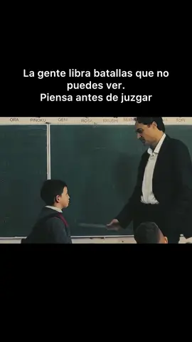 La persona a la que juzgas tan rápido podría estar cargando con algo que a ti te destrozaría. La mayoría de las personas no van por la vida contando sus problemas. Llegan tarde, parecen distraídas o se muestran un poco frías, y nosotros decidimos cómo son en cuestión de segundos. Pero nunca sabemos qué ha pasado antes de que llegaran. Las responsabilidades que tienen en casa. Las facturas que no pueden pagar. El familiar al que están cuidando. El dolor que han aprendido a esconder detrás de una sonrisa porque no quieren ser una carga para nadie.