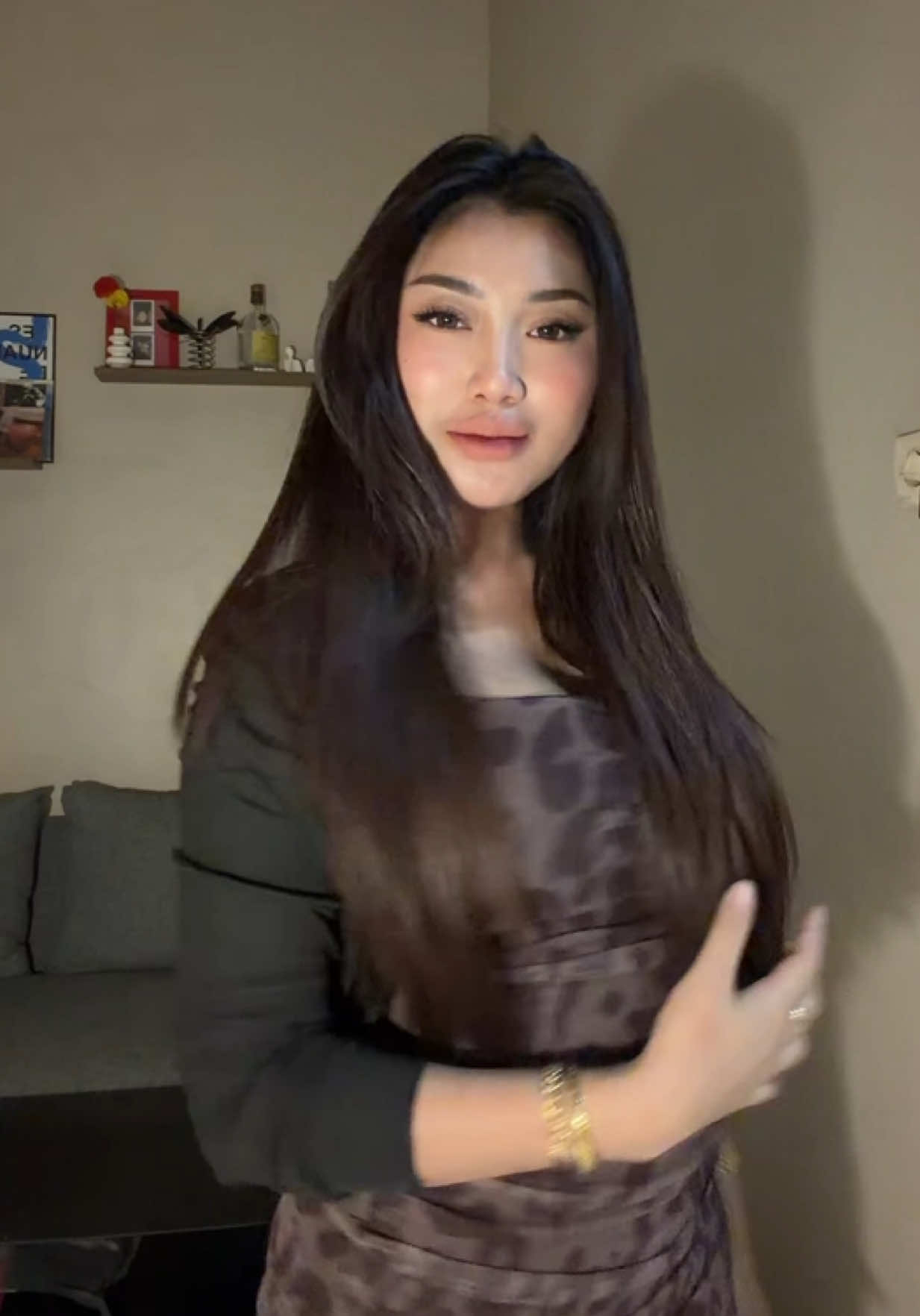 rambut hitam = syahrini, inget ya bukan sherly tapi SYAHRINI..