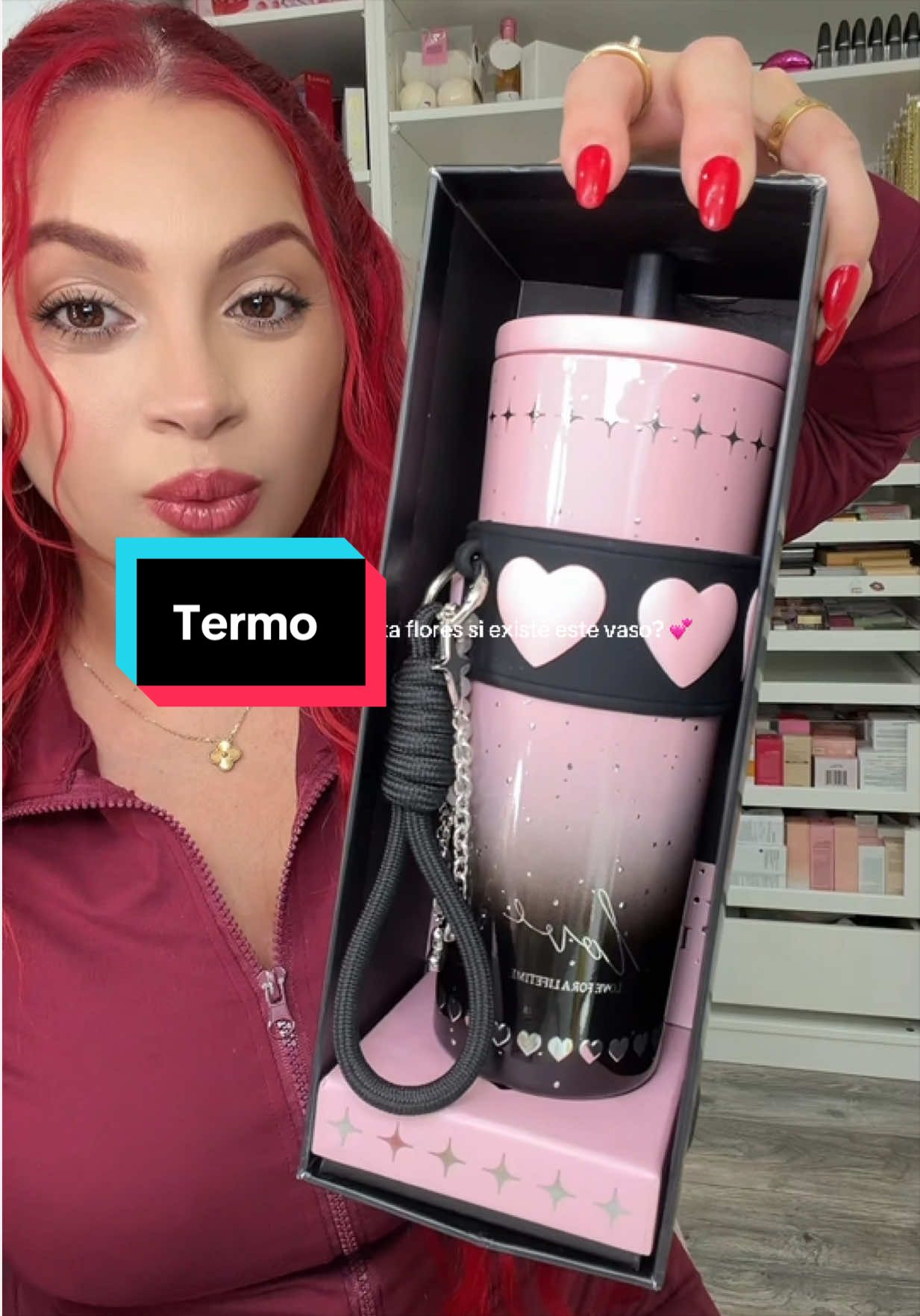 Corazoncitos, brillitos y una presentación preciosa 💕 Este vaso de 24 oz viene listo para regalar #giftforher#christmasgift#tiktokshoblackfriday#tiktokshopcreatorpicks#tumbler 