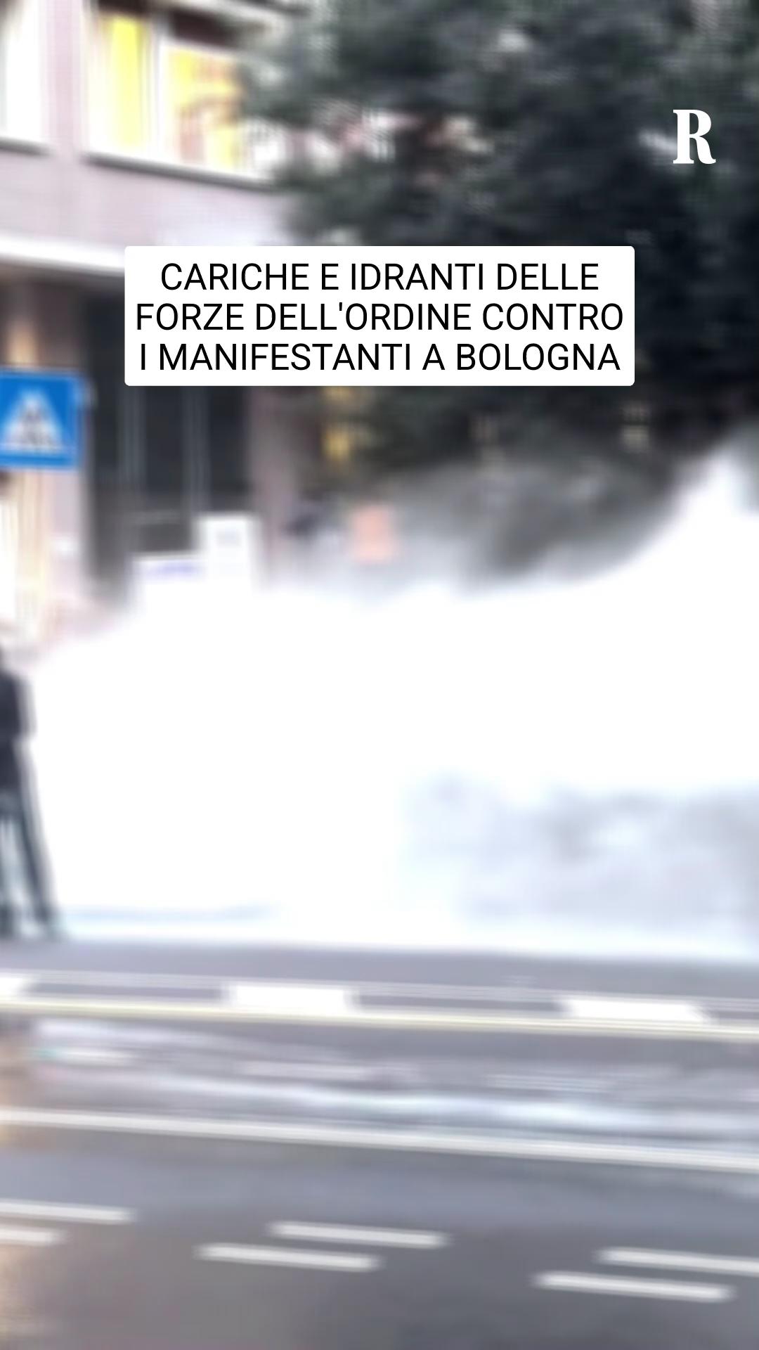 Fumogeni, idranti e cariche della polizia a Bologna. Nella città delle due torri, sale la tensione in piazza dei Martiri, con la polizia che respinge i manifestanti verso in via Marconi rincorrendoli dopo averli violentemente caricati. Poco prima i manifestanti avevano lanciato bottiglie verso le forze dell'ordine. Il corteo, fino ad ora assolutamente pacifico, era partito ore fa da piazza del Nettuno. Video Ansa