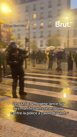 Le gaz lacrymogène lancé sur des manifestants se retourne contre la police à cause du vent.