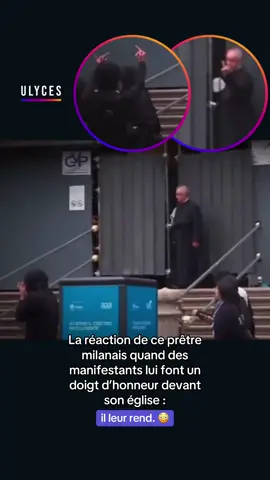 😳 Ce prêtre italien répondant par un doigt d’honneur à des manifestants devant une église de Milan a fait le tour du monde. Un groupe de manifestants serait passé devant l’édifice religieux lorsqu’une personne a adressé un doigt d’honneur au prêtre qui se tenait à l’entrée. L’homme d’Église a alors répliqué en lui faisant le même geste, provoquant de nombreuses réactions sur les réseaux sociaux. Crédit : images amateur