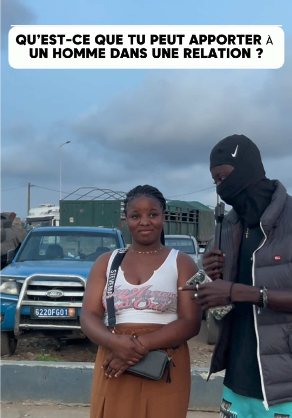 Je lui demande de savoir qu’est-ce qu’elle peut apporter à un homme dans une relation écoutez sa réponse, je me dis qu’elle ne sait même pas ce qu’elle dit…. Vos avis dans les commentaires…#interview #microtrottoir #🥷lhommemasqué🥷 