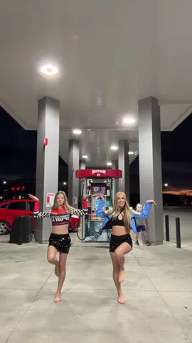 Who is that in the back 😳 @Nevaeh🧸🥥🤍 #maverik #twopersondance #utah #dancetrend #scoobydoopapa 