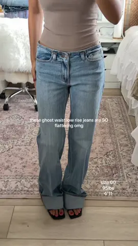 the light wash is so cute too but the fit of these?! omg 🤍✨ #goodamerican #lowrisebaggyjeans #baggyjeans #outfitinspo #cutejeans 
