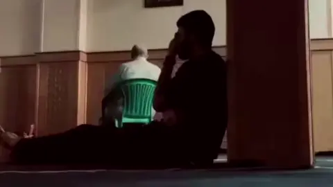 كَيْفَ لَا تُفْرَجُ، وَالْفَارِجُ هُوَ اللهُ؟ 🤍 سَيَأْتِي لُطْفُ اللهِ فِي وَقْتِهِ، وَسَيُدَبِّرُ لَكَ مَا لَا تُحْسِنُ تَدْبِيرَهُ لِنَفْسِكَ، فَاطْمَئِنَّ؛ فَإِنَّ لِلَّهِ فِي كُلِّ ضِيقٍ مَخْرَجًا، وَفِي كُلِّ عُسْرٍ يُسْرًا، وَفَوْقَ كُلِّ تَدْبِيرٍ تَدْبِيرَهُ، وَفَوْقَ كُلِّ قُدْرَةٍ قُدْرَتَهُ. 🤍  
