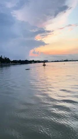 mình thích ngắm hoàng hôn, thích nhìn lên bầu trời, thích chụp những bức ảnh có nắng có mây, không chỉnh màu, không filter. cũng chẳng biết nữa đơn giản vì nó cho mình cảm giác bình yên những chiều tan làm về, khi trên đường mình rất hay ngắm nhìn bầu trời và bất giác mỉm cười cảm giác những tia nắng cuối ngày nhẹ nhàng rơi trên tóc, thật đẹp thỉnh thoảng, mình tự hỏi: “phải chăng giữa cuộc sống bộn bề, người ta vẫn cần một điều gì đó thật nhẹ nhàng để níu giữ lại một chút dịu dàng trong lòng? với mình, ánh hoàng hôn làm được điều đó.  nó không nói gì cả. chỉ lặng lẽ rơi xuống, nhuộm vàng một khoảnh khắc trong ngày, như thể đang thì thầm: 