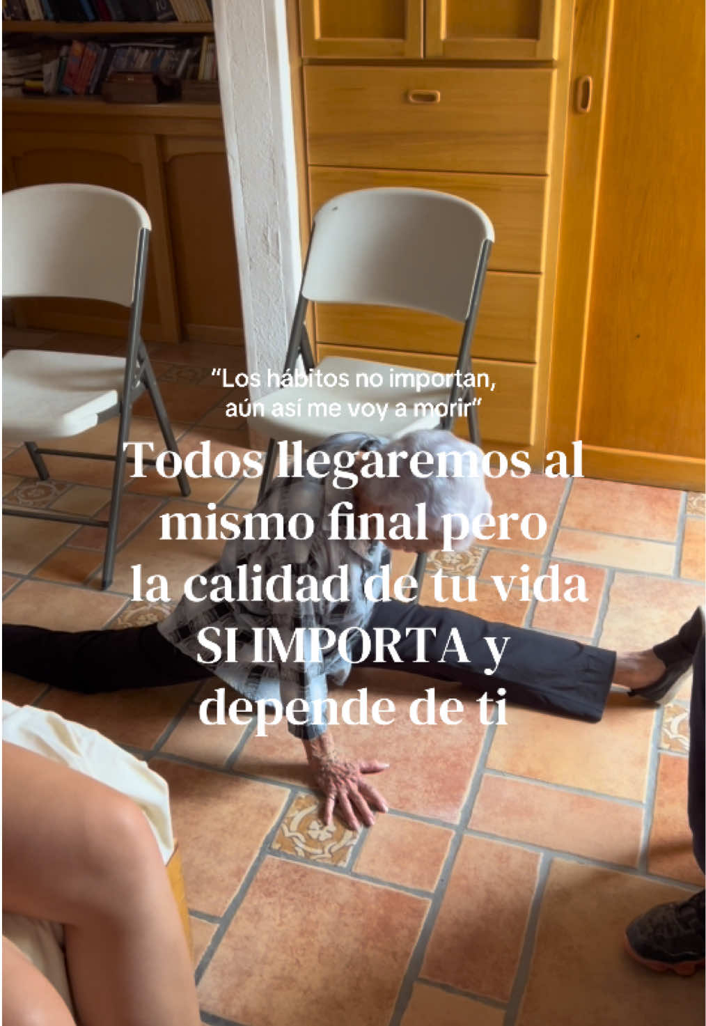 Ella es mi bisabuela de casi 90 años y es mi recordatorio de que lo que hago cada día si se acumula y si da resultado. No solo va a yoga, puede regar su jardín, bañarse sola, agacharse, cargar sus ollas… La salud es algo que no se compra y se debe cuidar!! No esperes a no poder para empezar a cuidarte #envegecer #habitossanos #resultadospositivos #cuidartucuerpo #bisabuela 