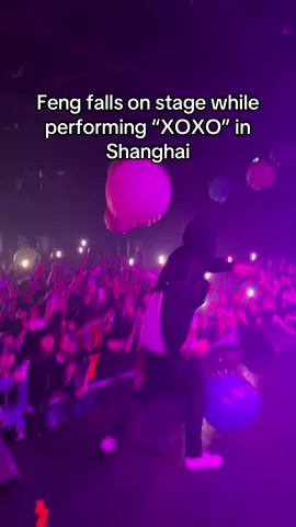 Feng punching and kicking balloons before falling on stage 😭 #feng #fengeveryday #xoxo #shanghai #camplakepine 