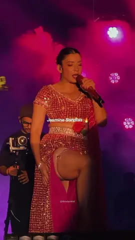 Jasmine Sandlas’ The Dream Girl India Tour at JECC, Sitapura, Jaipur, a fan brought a handmade painting for the Gulabi Queen. 👑 Jasmine Sandlas accepted the painting, making it a truly special and unforgettable moment for her fan. 🥹💕 Sometimes, love doesn’t need words. Art says it all! ❤️ ... Read more #jasminesandlas #jasmine #unfreezemyacount #viralvideotiktok #viral 