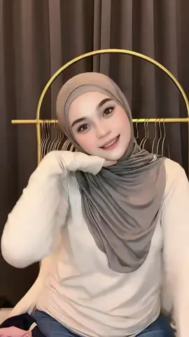 Hijab Instan Bergo Huma warna Charcoal, abu-abu gelap yang simpel dan elegan 🩶 Cantik dipadukan dengan outfit putih, cream, atau warna pastel! Berbahan kaos rayon Cooltech dengan model instan yang praktis dipakai. Bisa ditata jadi 4 gaya sesuai tampilan favorit Kakak ✨ Yuk, cek varian Charcoal dan pilihan warna lainnya 🛍️ #BergoHuma #HumaCharcoal #HijabInstan #HijabRayon #OOTDHijab