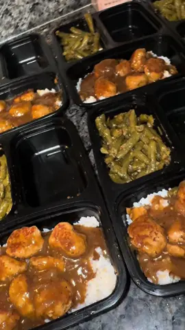 Lil’ quick Southern meal prep!🤎 Meatballs smothered in an onion gravy is a CLASSIC! 🍽️  I really wanted to add a piece of cornbread, but imma be a good girl today 🤭😂 This whole meal is UNDER 400 CALORIES! 💯🔥 Just 4 oz of meatballs and ½ cup of rice, and I’m good to go! We’re trying to eat good AND stay on track over here! 🫶🏾 #SouthernCooking #MealPrepIdeas #HealthySoulFood #HighProteinMeals #CalorieDeficit  