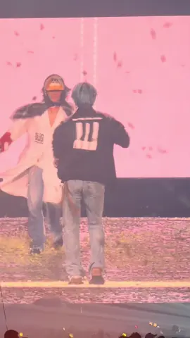 Nhìn các anh hạnh phúc mà toii vuiiii theo 🥹 #GDRAGON #DEASUNG #bigbang2026worldtouringoyang #bigbangmadevipmadebigbang #20thanniversary 