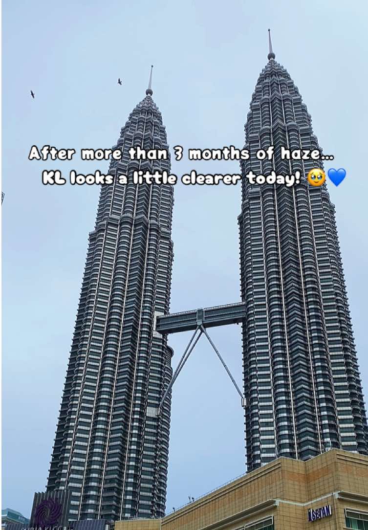 Today’s haze situation in KL🇲🇾(2026.10.25) After more than 3 months of hazy skies, today looks a little clearer. 🥹 Hopefully, we can finally enjoy clearer skies again. 🤞💙 #KLHaze #KualaLumpur #MalaysiaHaze #Malaysia 