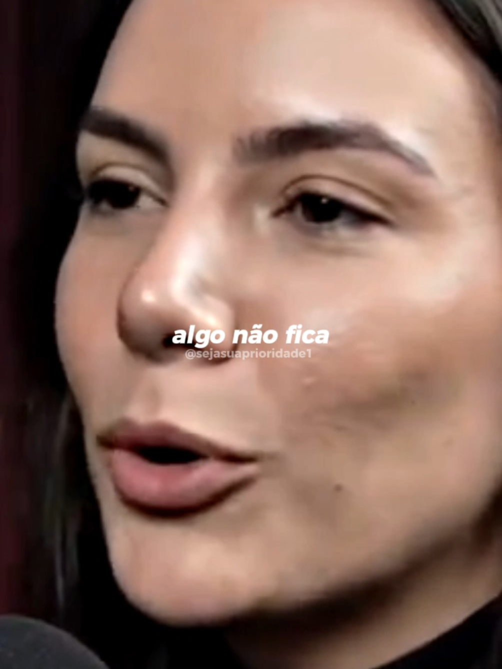 Uma mulher que trabalha, conquista suas coisas e constrói a própria independência sabe o valor de cada esforço que fez para chegar até aqui. Ela não espera alguém para realizar seus sonhos, porque aprendeu a correr atrás do que deseja com coragem, disciplina e determinação. Por trás dessa mulher existem batalhas silenciosas, noites difíceis e momentos em que precisou encontrar forças sozinha. Ela não busca alguém para salvá-la, mas alguém que caminhe ao seu lado e some à vida que ela já construiu. Uma mulher independente não fica por necessidade, fica por escolha. Ela sabe viver sozinha, mas escolhe compartilhar a vida com quem merece estar ao seu lado. E, quando percebe que precisa diminuir a própria luz para caber na vida de alguém, ela não implora para ficar. Ela simplesmente segue seu caminho. #MulherIndependente #AmorPróprio #MulheresFortes