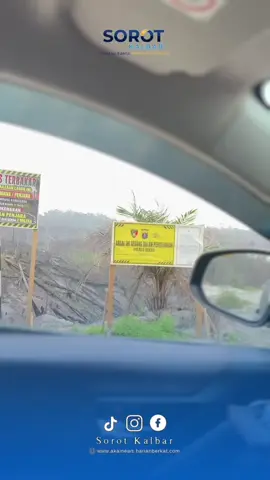 BERAU, KALIMANTAN TIMUR – Lahan bekas kebakaran hutan dan lahan (karhutla) di Kecamatan Segah, Kabupaten Berau, Kalimantan Timur, menjadi sorotan setelah ditemukan sekitar 0,5 hektare area yang telah ditanami bibit kelapa sawit. Temuan tersebut menjadi perhatian publik lantaran lokasi itu masih dalam proses penyelidikan Polres Berau. Polisi masih mendalami penyebab kebakaran serta pihak yang bertanggung jawab atas peristiwa tersebut. Keberadaan bibit sawit di area bekas karhutla pun memunculkan pertanyaan mengenai kemungkinan adanya keterkaitan antara kebakaran dan pembukaan lahan perkebunan. Namun, dugaan tersebut belum terbukti dan masih memerlukan penyelidikan lebih lanjut. Publik berharap aparat penegak hukum dapat mengungkap fakta di balik peristiwa ini secara transparan, sehingga tidak ada pihak yang luput dari pertanggungjawaban apabila ditemukan pelanggaran hukum. #karhutla #asap #sawit #kalimantan #berau 