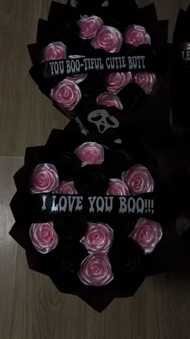When I’m not buying dolls I’m making bouquets✨💞✨ #halloween #ghostface #bouquet @avenida.amor 