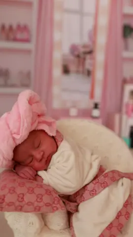 Spa day for this little princess! 🧖‍♀️🎀💕 Because even the tiniest girls deserve a little pampering! 🥹💗 I just love creating these adorable newborn setups! Now booking newborn sessions in my Patchogue studio! 💕 www.jennifersellettiphotography.net #JenniferSellettiPhotography #NewbornSpaDay #NewbornPhotography #LongIslandNewbornPhotographer #BabyGirl 