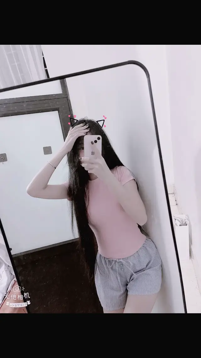 Có những ngày, ta chỉ muốn im lặng. Không nói, không cười, không cần giải thích bất cứ điều gì. Chỉ muốn trốn khỏi tất cả những ồn ào, những lời nói giả tạo, những ánh mắt như soi thấu cả tâm can. Có lẽ ai rồi cũng có lúc thấy lòng mình trống rỗng đến mức chẳng biết mình đang buồn vì điều gì, chỉ thấy tim nặng trĩu, như mang theo cả bầu trời u ám trong lồng ngực. Đôi khi, buồn không phải vì một chuyện gì quá lớn, mà vì những điều nhỏ nhặt cộng dồn. Một câu nói vô tình, một người từng thân giờ xa lạ, một kỷ niệm chợt ùa về giữa lúc chẳng ai nhắc đến. Buồn vì nhớ, buồn vì thương, buồn vì mất mát những điều chẳng thể gọi tên. Càng trưởng thành, ta càng giỏi giấu cảm xúc, nhưng cũng càng cô đơn trong chính thế giới của mình. Có những đêm nằm nghe gió thổi qua khe cửa, lòng như gợn sóng. Cảm giác trống trải ấy len lỏi vào từng hơi thở. Muốn khóc, mà nước mắt chẳng rơi. Muốn nói, mà chẳng biết nói cùng ai. Càng cố tỏ ra mạnh mẽ, càng thấy mình yếu đuối. Càng cười nhiều, càng thấy lòng trống rỗng. Người ta thường nói “rồi sẽ ổn thôi”, nhưng đôi khi, “ổn” chỉ là cách ta tự an ủi bản thân rằng mình vẫn còn đủ sức để bước tiếp, dù trong lòng chẳng còn chút bình yên nào. Ta bắt đầu học cách im lặng trước mọi tổn thương, học cách mỉm cười khi lòng đang rối bời. Học cách giấu nỗi buồn sau những dòng trạng thái vô nghĩa, học cách nói “không sao” ngay cả khi trái tim đang rỉ máu. Cuộc sống là vậy, không ai có thể luôn vui vẻ mãi, chỉ là ai che giấu giỏi hơn mà thôi. Có những người xuất hiện như ánh nắng, sưởi ấm ta giữa ngày đông lạnh, rồi rời đi cũng nhanh như một cơn gió, để lại phía sau là khoảng trống chẳng ai lấp nổi. Thời gian trôi, mọi thứ dần nhạt. Những lời hứa, những cảm xúc tưởng như sâu đậm cũng trở thành dĩ vãng. Ta tập quen với việc không còn ai nhắn tin hỏi thăm, quen với việc tự đi, tự ăn, tự an ủi mình. Dần dần, ta chẳng còn mong đợi điều gì từ ai nữa, cũng chẳng còn trách móc ai vì đã quên mình. Vì sau cùng, ai rồi cũng bận rộn với cuộc sống của riêng họ, chẳng ai có thể mãi ở lại chỉ để lắng nghe nỗi buồn của ta. Buồn là thứ cảm xúc khó nắm bắt nhất. Nó không ồn ào, không dữ dội, mà âm ỉ, nhẹ nhàng, nhưng dai dẳng. Như cơn mưa phùn rả rích ngày đông — không làm ta ướt đẫm, nhưng khiến lòng lạnh ngắt. Có đôi khi, ta chẳng cần ai hiểu, chỉ cần ai đó ở bên, im lặng cùng ta thôi cũng đủ. Nhưng thật hiếm hoi để tìm được một người như thế giữa cuộc đời này. Có lẽ, buồn cũng là một phần tất yếu của cuộc sống. Nhờ có buồn, ta mới biết trân trọng niềm vui. Nhờ có mất mát, ta mới học được cách giữ gìn. Và nhờ có cô đơn, ta mới học được cách yêu thương chính mình. Dù chẳng dễ dàng, nhưng ta vẫn phải học cách mỉm cười, dù lòng còn đau. Phải học cách đứng dậy, dù vết thương vẫn chưa lành. Cuộc đời không chờ ai, và nỗi buồn nào rồi cũng sẽ qua, chỉ là ta có đủ kiên nhẫn để chờ đến khi nó qua đi hay không mà thôi. Đêm vẫn dài, gió vẫn thổi, và ta vẫn ngồi đây – giữa những dòng suy nghĩ chẳng có điểm dừng. Có lẽ mai sẽ khác, có lẽ chẳng khác gì hôm nay. Nhưng ít nhất, ta vẫn còn có thể thở, có thể cảm nhận, có thể sống. Đó là điều duy nhất giúp ta tin rằng, dù hôm nay có buồn đến mấy, thì ngày mai vẫn có thể mỉm cười thêm một lần nữa #xhhhhhhhhhhhhhhhhhhhhhhh #ilovetiktok #fyp #xhhhhhhhhhhhhhhhhhhhhhhhhhhhhhhhhhhhhhhhhhhhhhh  #viral 