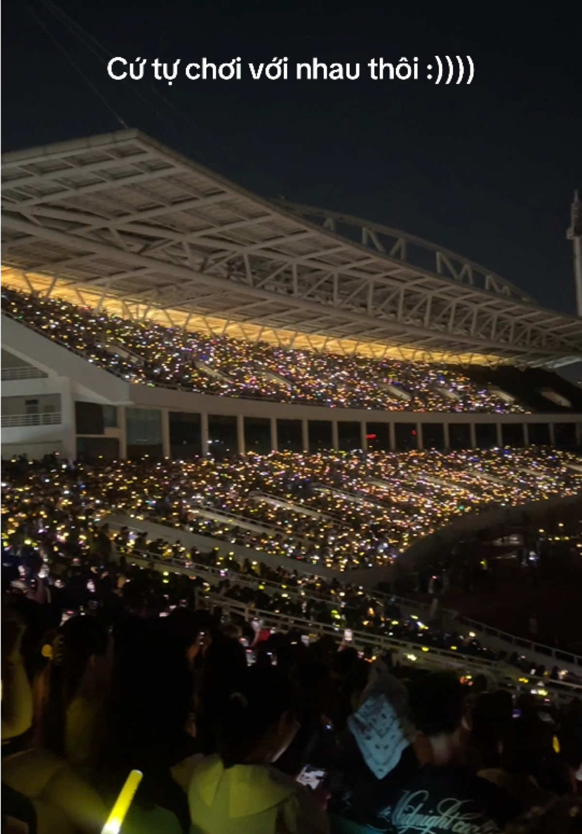 Cứ tự chơi, tự tạo sóng với nhau thôi #bigbang #bigbangconcert #vietnam #cosmos #hanoi 