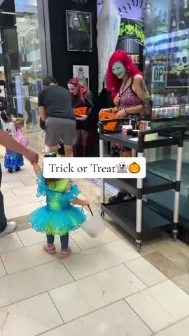 It’s always so fun seeing everyone in their costumes. I’ve never seen the mall so busy but it was still so much fun #trickortreat #halloween #spookyseason #candy 