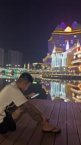Ta đi 5 châu 4 biển mơ về hàng triệu giấc mơ nhưng đến cuối vẫn mong quay trở về nhà 