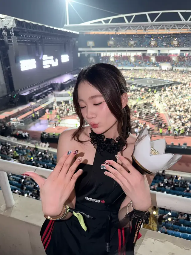 Still loving them with the heart of that little girl💛 #COSMOSWorldTour  #BIGBANGinHANOI 