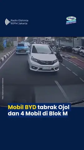 Mobil Listrik BYD Tabrak Lima Kendaraan di Jaksel, Driver Ojol Patah Tulang Sebuah mobil listrik BYD menabrak empat mobil secara beruntun dan melindas pengemudi ojek online (ojol) berinisial HS (56) di Jalan Panglima Polim, Kebayoran Baru, Jakarta Selatan, Jumat (23/10/2026) pukul 16.40 WIB. Mobil BYD bernomor B-1220-KDP yang dikemudikan S (46) melaju dari arah selatan ke utara. Menurut Kasi Laka Subdit Gakkum Ditlantas Polda Metro Jaya, Kompol Kharisma Arbita Bangsa, kecelakaan bermula saat BYD menabrak Honda Brio B 2967 NGY yang melaju searah di depannya. BYD kemudian oleng ke kiri dan menabrak motor Honda Beat A-3867-DD yang dikendarai HS, serta mobil Wuling B-1835-ERZ. Kendaraan itu lalu naik ke trotoar dan menabrak dua mobil yang sedang parkir. HS mengalami patah tulang kaki kiri dan luka lecet. Ia dirawat di RS Fatmawati dan masih menjalani perawatan medis. Sopir S mengalami pembengkakan di wajah setelah sempat diamuk massa di lokasi. Hasil tes urine menunjukkan S negatif alkohol dan narkoba. Polisi masih mendalami penyebab kecelakaan dan belum menetapkan tersangka. Kreator: Rama #mobillistrik  #ojol #blokm 