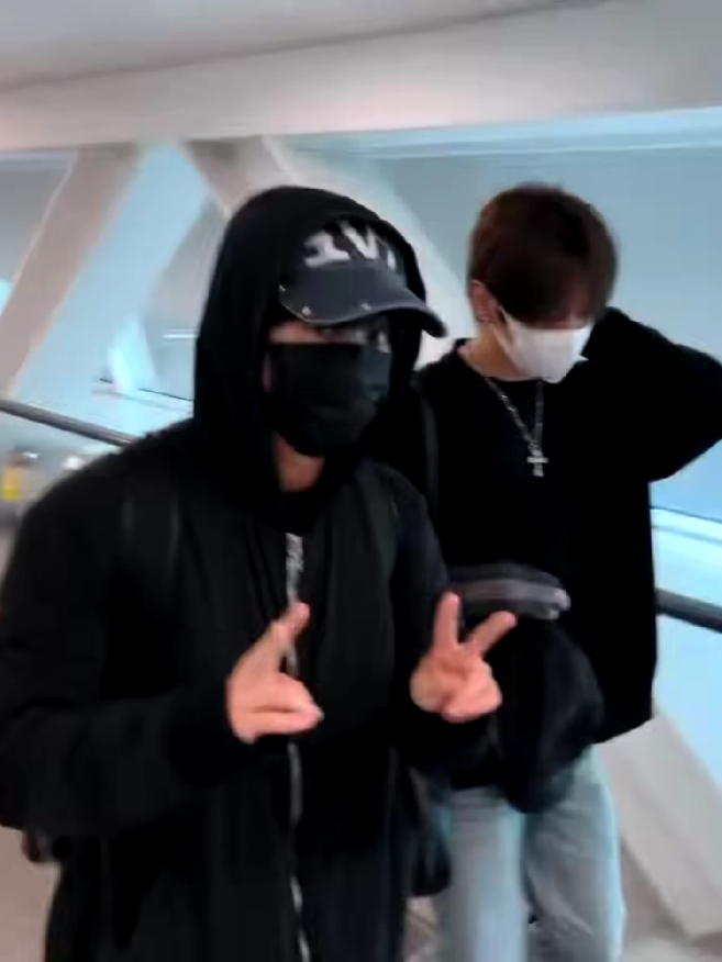 MİNSUNG 🐿️🐰  🐿: the birthday person! 🫴🐰 💬: yes! make sure to eat seaweed soup! 🐿: make sure to eat~! 🐰: ㅎㅎ #minsung #hanjisung #LeeKnow #StrayKids #skzstay @Stray Kids 