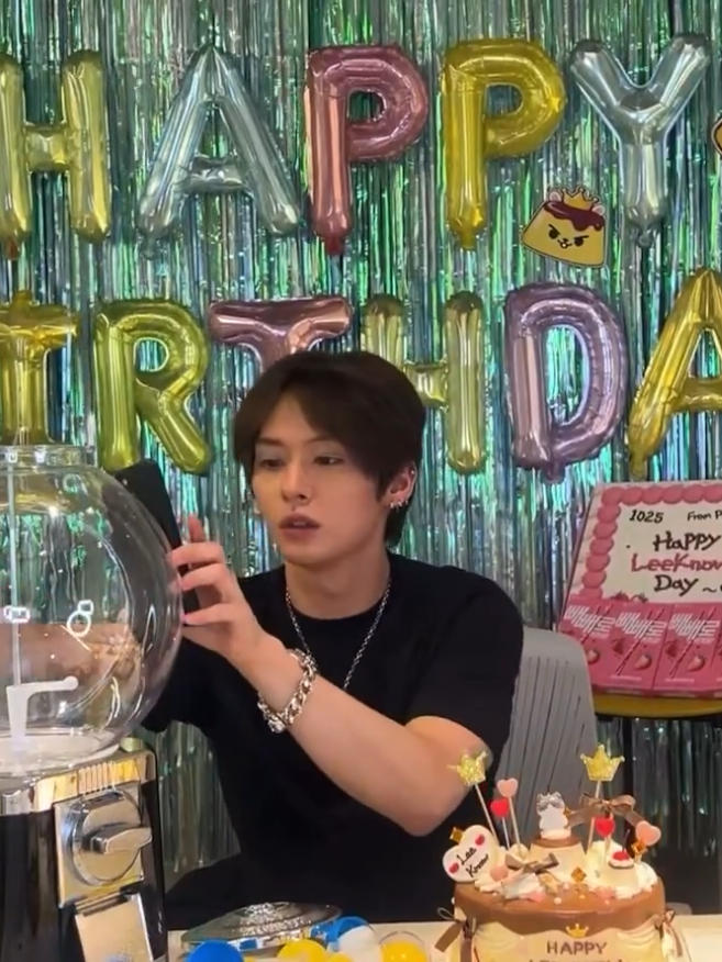 LEE KNOW 🐰  leeknow showing his phone case and how handy it is to use in gym 😆 #LeeKnow #StrayKids #skzstay #happybirthday  @Stray Kids 