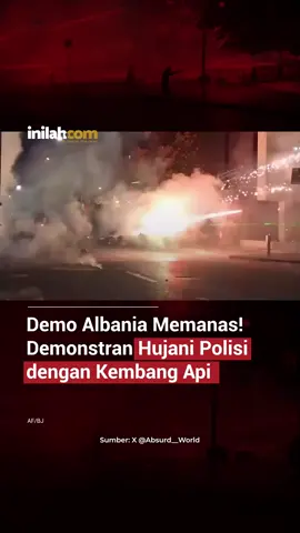 Aksi protes terhadap pemerintah di Tirana, Albania, kembali berujung bentrokan. Sejumlah demonstran menembakkan kembang api ke arah barisan polisi, sementara aparat merespons dengan gas air mata dan water cannon. Gelombang demonstrasi telah berlangsung sejak pertengahan Oktober dengan tuntutan terkait biaya pendidikan, dugaan korupsi, hingga desakan agar Perdana Menteri Edi Rama mundur. Rangkaian aksi tersebut juga telah menyebabkan penangkapan dan korban luka. - Selengkapnya kunjungi website dengan klik link di bio atau download aplikasi di AppStore dan Google Play Store. #Inilahcom #Aksi #Kembangapi #Albani #InilahNews