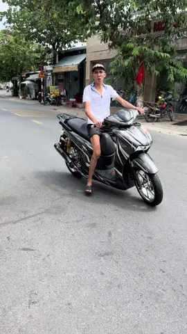 Sh350I máy thái ! full option đồ chơi xịn tay heo mâm pô phuột HPA dàn nhám cacbon  ! dọn sạch sẽ leng keng ! không còn gì để tả ! máy zin chưa rớt đầu ! 9 chủ sang tên toàn quốc ! giá:1 trăm 6 mấy đồng #xuhuongtiktok #xuhuong #xuhuong2026 #xuhuong2026tiktok #xuhuong2026🇻🇳 