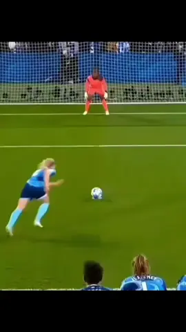 ⚽👑 Les femmes aussi mettent le feu sur le terrain ! 🔥😍 Talent, élégance et passion… Le football féminin mérite le respect ! 💪❤️ #FootballFéminin #Footballeuse #WomenFootball #Skills #FootballTikTok ⚽🔥