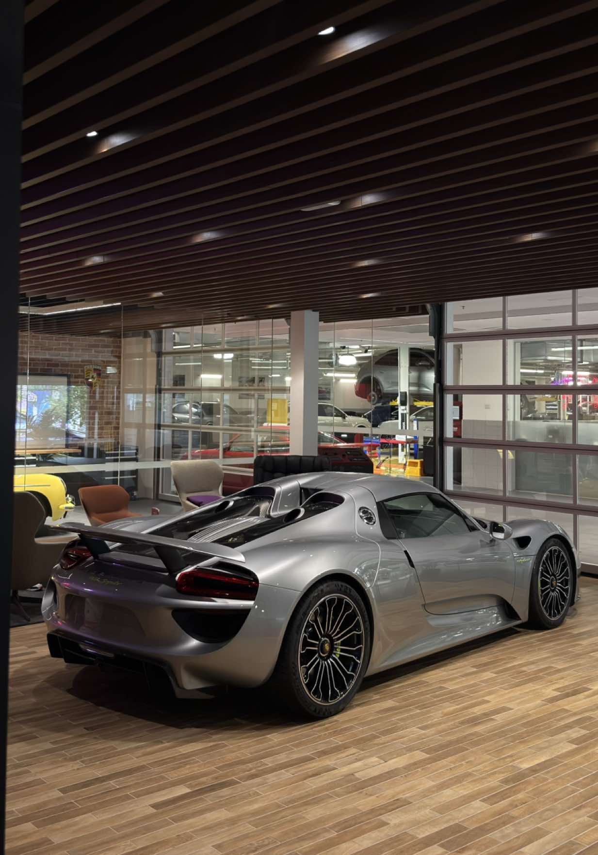 Porsche 918 Spyder in perfect display 