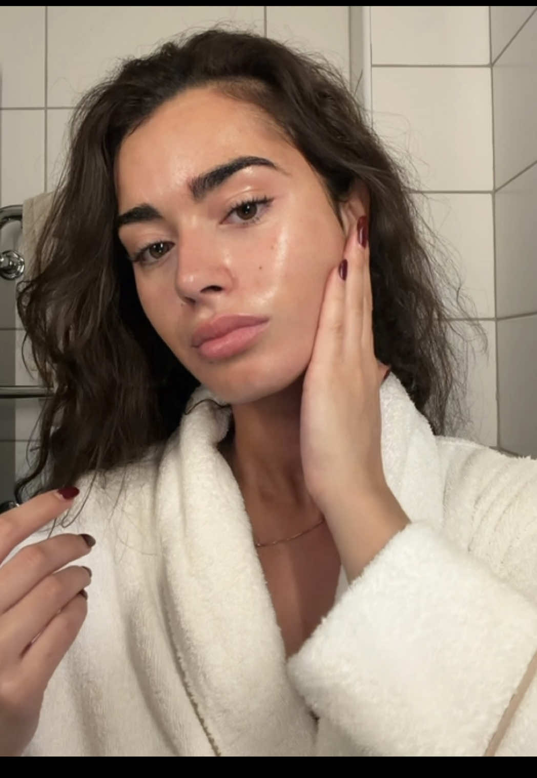 Slow morning routine✨ @NEOSTRATA @VASS PR serum, face cream, spf @Caudalie brightning serum @CAIA Cosmetics bronze gel @Dr.Jart+ @Spalt PR bb cream @Lancôme concealer  @REFY bronzer @rhode skin blush @Charlotte Tilbury powder, lip liner @M·A·C Cosmetics lipgloss @pradabeauty perfume