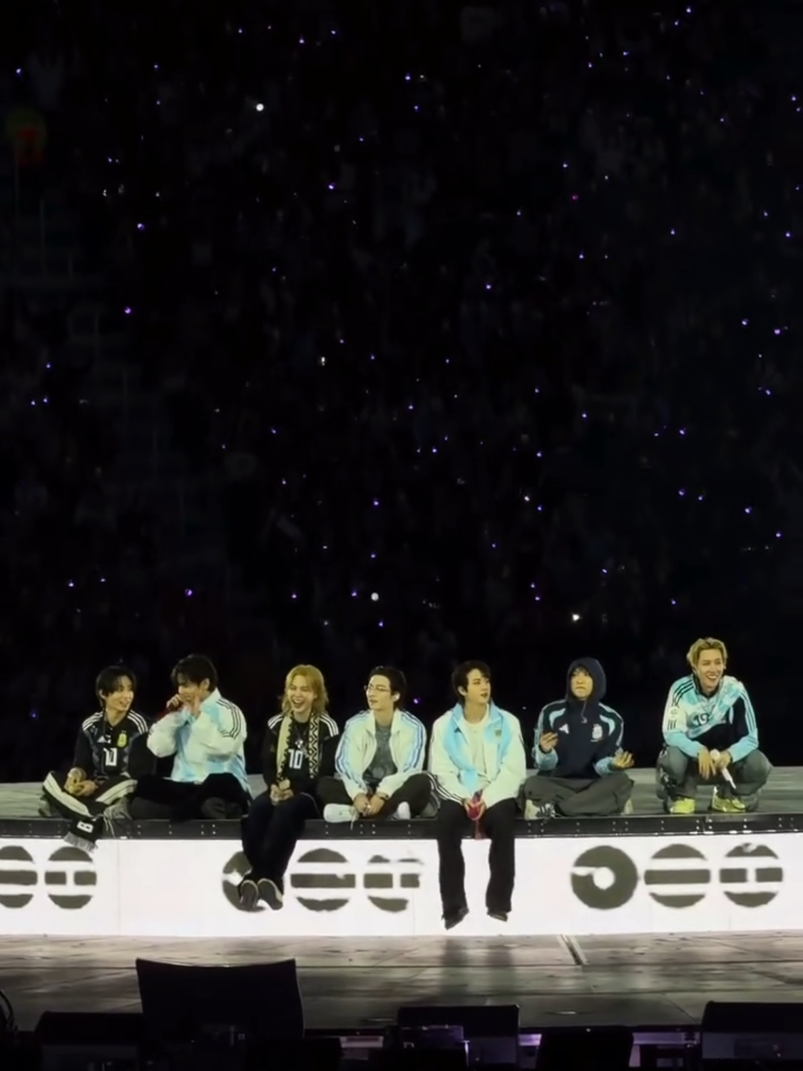 OLE OLE OLE OLE 🗣️ the aura of the crowd is insane 🇦🇷 d3 #taehyung #bangtan #jungkook #btsargentina #btsconcert 