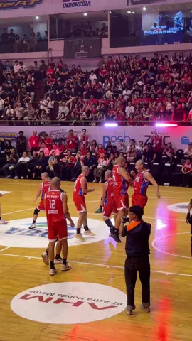 Ketegangan di satu setengah menit terakhir pertandingan. Gk sia2 terbang dr Lombok demi nonton Final Championship kali ini. See you again, next year!!! Praise the Lord.. #dbl #dbleastjavaseries #sinlui #sinluiers #dblsurabaya 