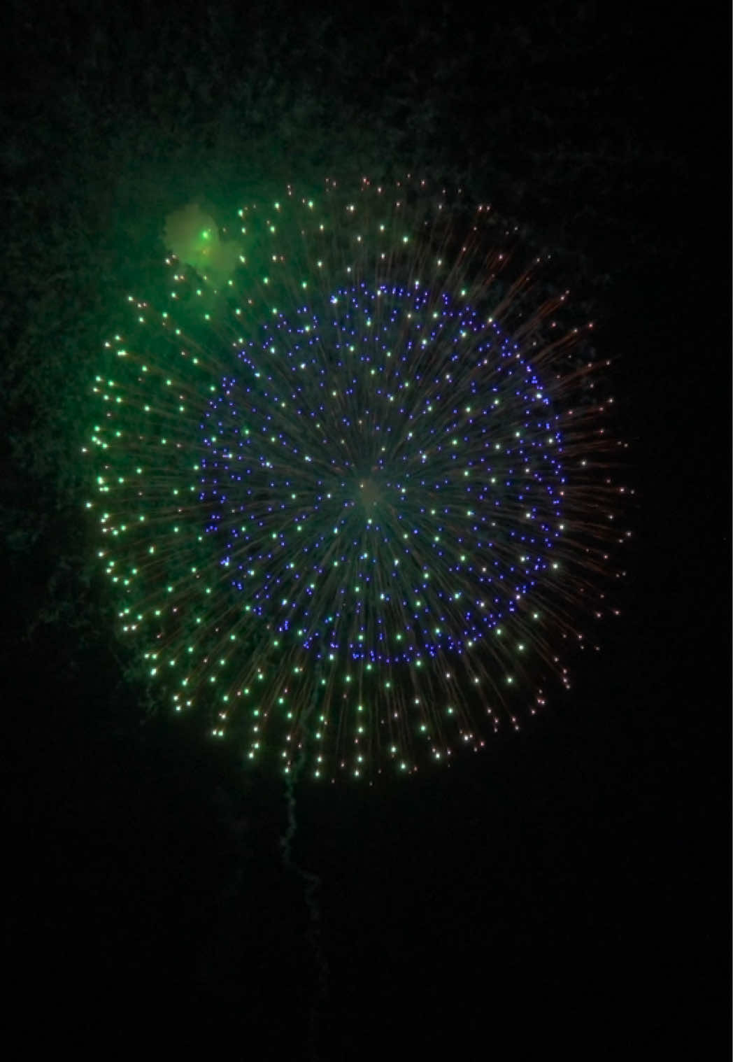 Full Moon and Aurora with Double Core 🎆 10-inch shell Filmed at Akagawa Fireworks Festival 2026 in Japan. 八重芯満月とオーロラ（佐藤煙火） 10号玉 満月とオーロラをイメージした幻想的な10号玉。 八重芯の美しい構成と色彩表現が見どころです。 ──────────────────── #Fireworks #JapanFireworks #10inchShell #AkagawaFireworks #Ignistar