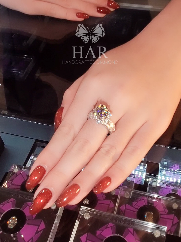 Bông hoa kim cương kiêu sa tỏa sáng rực rỡ trên bàn tay, điểm nhấn hoàn hảo giúp phái đẹp tỏa sáng trong mọi khoảnh khắc rực rỡ. #HARdiamond #TrangSucHAR #nhankimcuong #nhanhoa #kimcuongnuoicay 