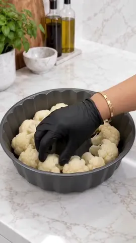 صينية زهرة بالبيض والتركي المدخن - Cheesy Cauliflower Egg Bake 🥦🧀 الوصف: زهرة طرية مع بيض هش وتركي مدخن وموزاريلا ذايبة وفقاعية من فوق. وجبة لو كارب سهلة ومشبعة للفطور أو الغدا. المقادير: - 1 حبة زهرة (قرنبيط) مقطعة وردات - 4-5 بيضات - 1 ونص كوب جبن موزاريلا مبشور - 1 كوب تركي مدخن مقطع مكعبات - شوية شبت (شبث) طازج مفروم - ملح حسب الرغبة - فلفل أسود حسب الرغبة - بابريكا حسب الرغبة - شوية زيت للدهن الطريقة: 1. سخني الفرن على 200 مئوية (400 فهرنهايت). 2. اسلقي الزهرة لين تستوي، بعدين صفيها زين من الموية. 3. ادهني صينية فرن بزيت أو حطي ورق زبدة. 4. افردي الزهرة المسلوقة بالصينية بالتساوي. 5. اكسري البيض فوق الزهرة واخفقيه بشوكة عشان يدخل بين الوردات. 6. بهري بملح وفلفل أسود وبابريكا. 7. حطي التركي المدخن المقطع ورشي الشبت. 8. غطي الوجه كله بالموزاريلا المبشورة. 9. دخليها الفرن 20-25 دقيقة لين تذوب الجبنة وتتحمر. إعداد: فهد الوصفة الأصلية: easysnacks2