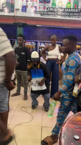 De la porche vas me tuer avec sa danse quoi 😂
