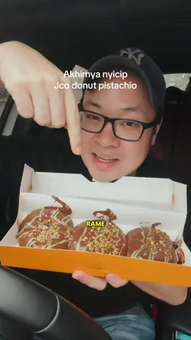 Akhirnya nyicip JCO DONUT PISTACHIO! Dapet juga antri di PIM. . #palembang#jco#kulinerpalembang#makanan#pistachio 